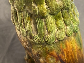 Une paire de mod&egrave;les de lions gardiens en porcelaine de Chine &agrave; &eacute;mail sancai, Ming