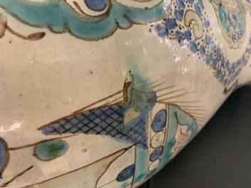 Un grand vase en c&eacute;ramique polychrome, Maroc ou Tun&eacute;sie, vers 1900