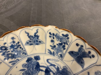 Six coupes godronn&eacute;es en porcelaine de Chine en bleu et blanc, Kangxi