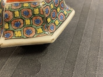 Une verseuse couverte en porcelaine de Chine, Qianlong