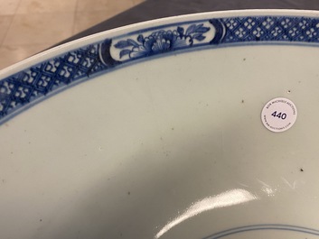 Een grote Chinese blauw-witte kom met florale vakverdeling, Qianlong