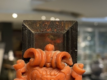 Un crucifix au Christ en corail sculpt&eacute;, Trapani, Sicile, Italie, 17&egrave;me