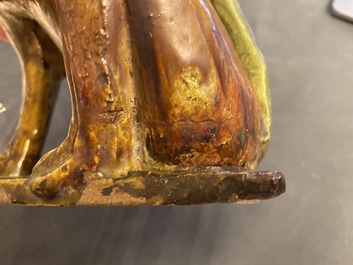 Une paire de mod&egrave;les de lions gardiens en porcelaine de Chine &agrave; &eacute;mail sancai, Ming