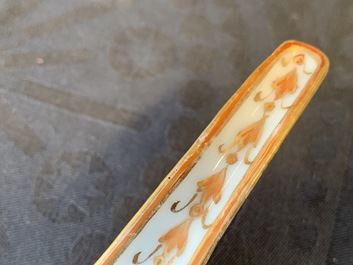 Deux cuill&egrave;res en porcelaine de Chine Lai Nam Thong pour le march&eacute; thai, 19&egrave;me