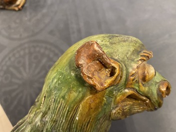 Une paire de mod&egrave;les de lions gardiens en porcelaine de Chine &agrave; &eacute;mail sancai, Ming