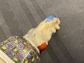 Une verseuse couverte en porcelaine de Chine, Qianlong