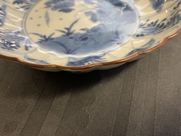 Six coupes godronn&eacute;es en porcelaine de Chine en bleu et blanc, Kangxi