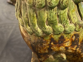 Une paire de mod&egrave;les de lions gardiens en porcelaine de Chine &agrave; &eacute;mail sancai, Ming