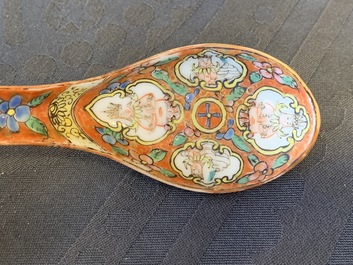 A pair of Chinese Thai market Bencharong spoons, 19th C.