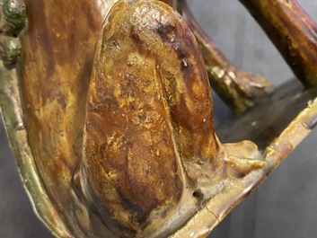 Une paire de mod&egrave;les de lions gardiens en porcelaine de Chine &agrave; &eacute;mail sancai, Ming
