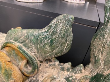 Une paire de tuiles faiti&egrave;res en forme de dragon aux &eacute;maux de type sancai, Ming/Qing