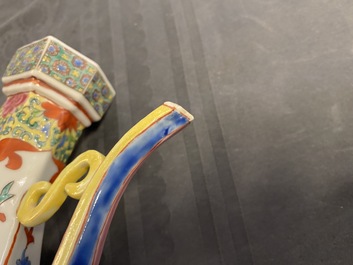 Une verseuse couverte en porcelaine de Chine, Qianlong