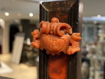 Un crucifix au Christ en corail sculpt&eacute;, Trapani, Sicile, Italie, 17&egrave;me