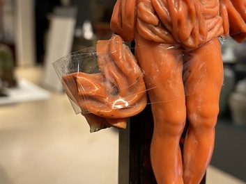 Un crucifix au Christ en corail sculpt&eacute;, Trapani, Sicile, Italie, 17&egrave;me