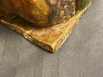 Une paire de mod&egrave;les de lions gardiens en porcelaine de Chine &agrave; &eacute;mail sancai, Ming