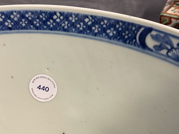 Een grote Chinese blauw-witte kom met florale vakverdeling, Qianlong