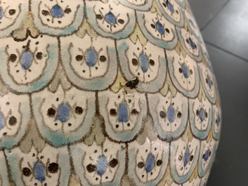 Un grand vase en c&eacute;ramique polychrome, Maroc ou Tun&eacute;sie, vers 1900
