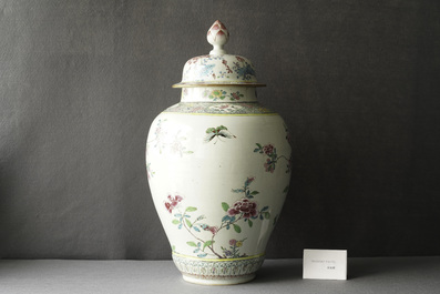 Un grand vase couvert en porcelaine de Chine famille rose, Yongzheng