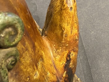 Une paire de mod&egrave;les de lions gardiens en porcelaine de Chine &agrave; &eacute;mail sancai, Ming