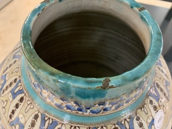 Un grand vase en c&eacute;ramique polychrome, Maroc ou Tun&eacute;sie, vers 1900