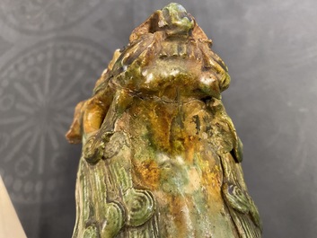 Une paire de mod&egrave;les de lions gardiens en porcelaine de Chine &agrave; &eacute;mail sancai, Ming