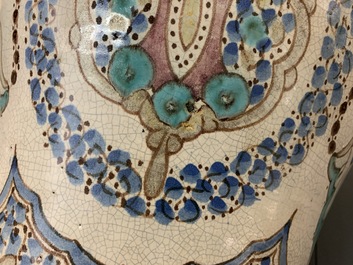 Un grand vase en c&eacute;ramique polychrome, Maroc ou Tun&eacute;sie, vers 1900