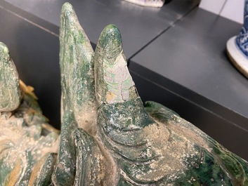 Une paire de tuiles faiti&egrave;res en forme de dragon aux &eacute;maux de type sancai, Ming/Qing