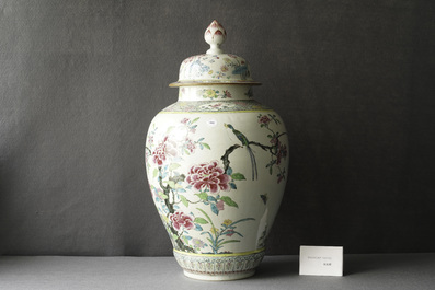 Un grand vase couvert en porcelaine de Chine famille rose, Yongzheng