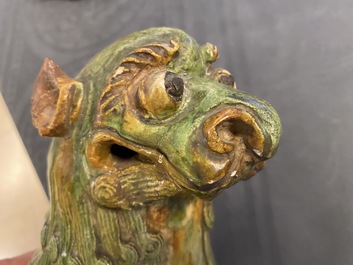 Une paire de mod&egrave;les de lions gardiens en porcelaine de Chine &agrave; &eacute;mail sancai, Ming