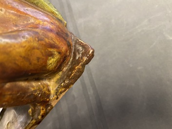 Une paire de mod&egrave;les de lions gardiens en porcelaine de Chine &agrave; &eacute;mail sancai, Ming