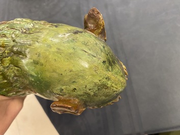 Une paire de mod&egrave;les de lions gardiens en porcelaine de Chine &agrave; &eacute;mail sancai, Ming