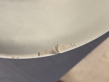 Een paar Chinese blauw-witte celadon vazen met onsterfelijken, 19e eeuw
