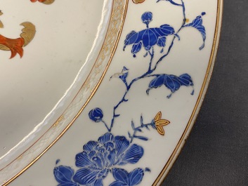 Un plat armori&eacute; en porcelaine de Chine famille rose pour le march&eacute; europ&eacute;en, Yongzheng/Qianlong