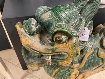 Une paire de tuiles faiti&egrave;res en forme de dragon aux &eacute;maux de type sancai, Ming/Qing