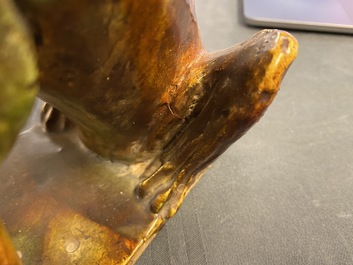Une paire de mod&egrave;les de lions gardiens en porcelaine de Chine &agrave; &eacute;mail sancai, Ming