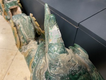 Une paire de tuiles faiti&egrave;res en forme de dragon aux &eacute;maux de type sancai, Ming/Qing