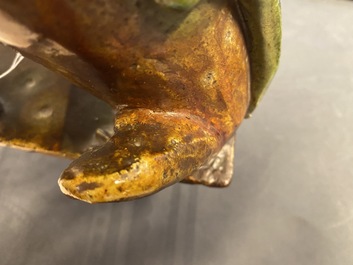 Une paire de mod&egrave;les de lions gardiens en porcelaine de Chine &agrave; &eacute;mail sancai, Ming