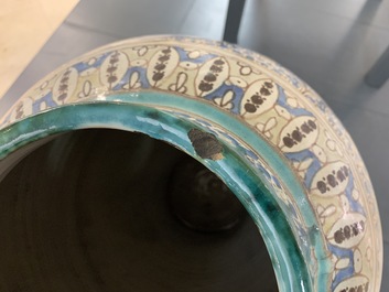 Un grand vase en c&eacute;ramique polychrome, Maroc ou Tun&eacute;sie, vers 1900
