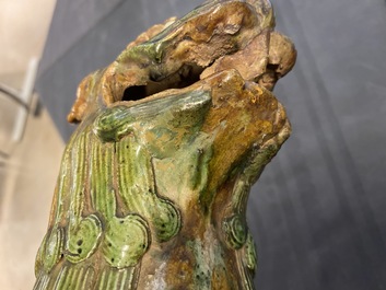 Une paire de mod&egrave;les de lions gardiens en porcelaine de Chine &agrave; &eacute;mail sancai, Ming