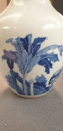 A Chinese blue and white bottle vase with go-players, 19/20th C.