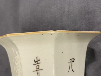 Een Chinese octagonale qianjiang cai vaas, 19/20e eeuw