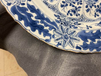 Un plat en porcelaine de Chine en bleu et blanc &agrave; d&eacute;cor floral, Kangxi