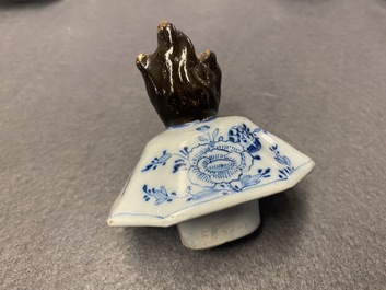 Een blauw-wit Delfts vijfdelig kaststel met floraal chinoiserie decor, 18e eeuw