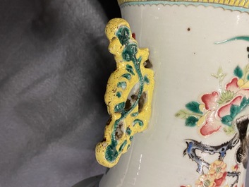 Een paar Chinese famille rose vazen, 19e eeuw