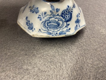 Een blauw-wit Delfts vijfdelig kaststel met floraal chinoiserie decor, 18e eeuw