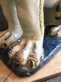Une paire de grands mod&egrave;les de lions en fa&iuml;ence polychrome de Rouen, France, 18&egrave;me