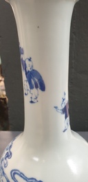 A Chinese blue and white bottle vase with go-players, 19/20th C.