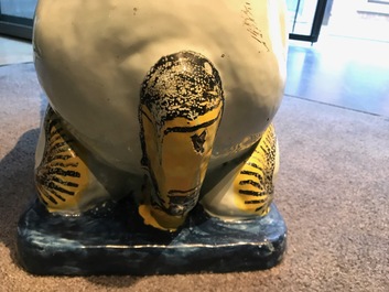 Une paire de grands mod&egrave;les de lions en fa&iuml;ence polychrome de Rouen, France, 18&egrave;me