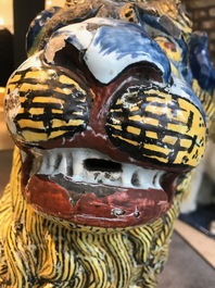 Une paire de grands mod&egrave;les de lions en fa&iuml;ence polychrome de Rouen, France, 18&egrave;me