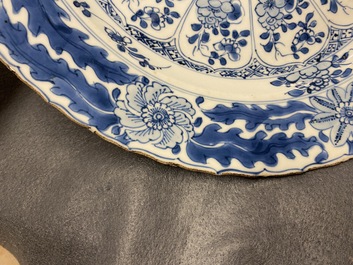 Un plat en porcelaine de Chine en bleu et blanc &agrave; d&eacute;cor floral, Kangxi